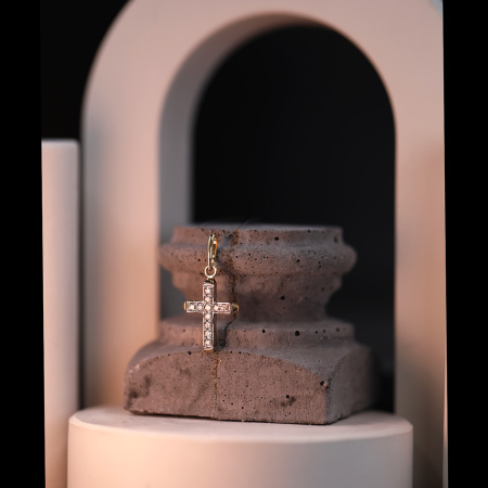 Крест из желтого золота с бриллиантами